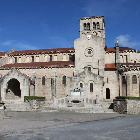 Le Village Cache Le Mayet-de-Montagne