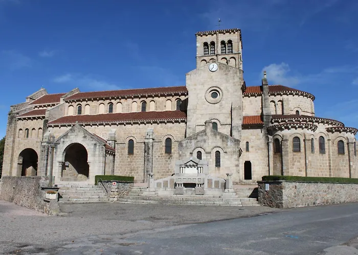 Le Village Cache Le Mayet-de-Montagne
